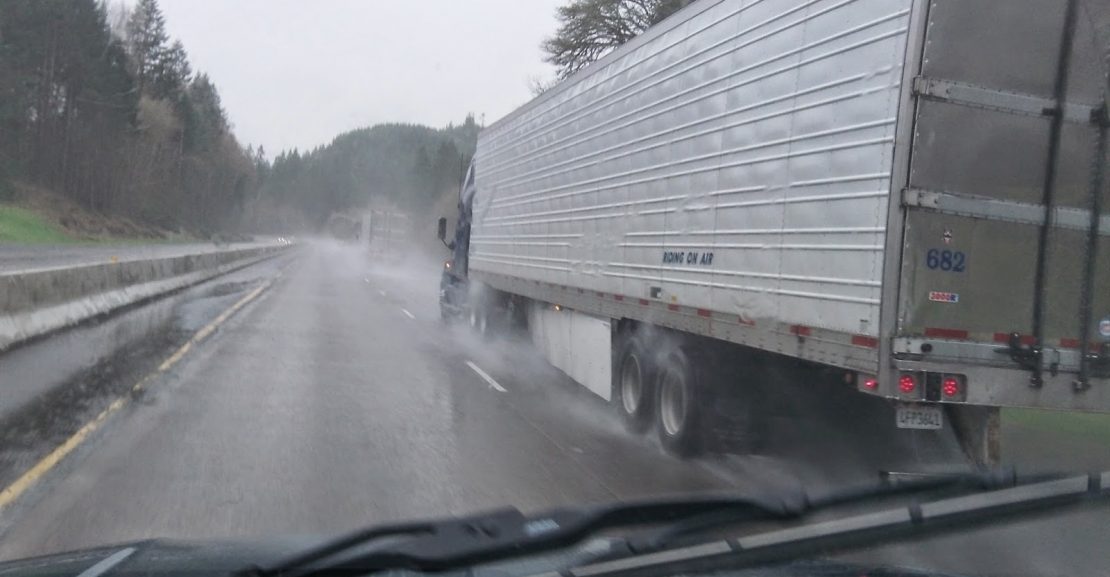 Consejos para conducir camiones bajo la lluvia