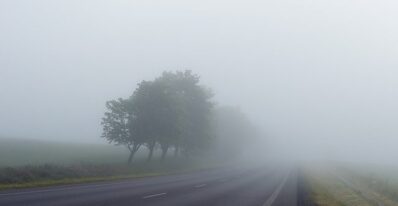 Cómo conducir un camión a través de la neblina